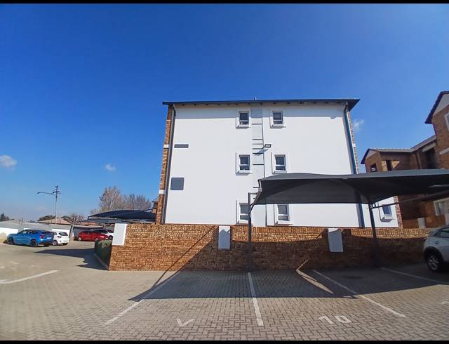 2 BEDROOM TOWNHOUSE FOR SALE IN ALBEMARLE